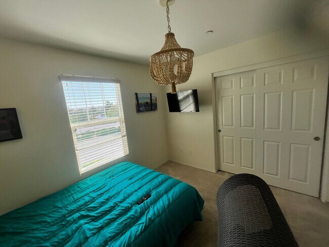 Building Photo - Spacious 4 Bed | 2-Story Townhome in Lake Pointe near Eastlake Vistas