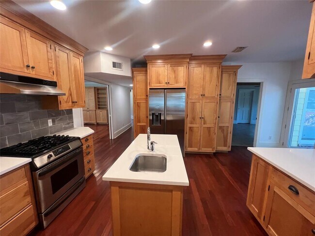 Building Photo - 811 E 46th St