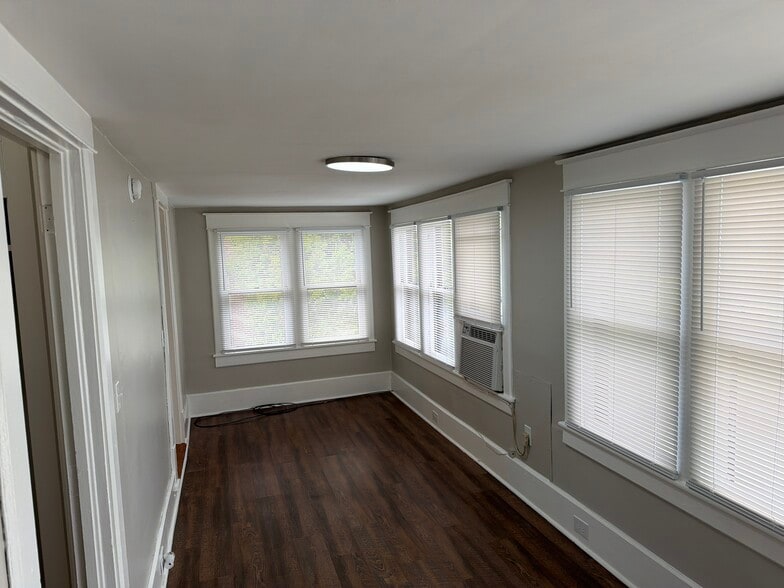 Building Photo - 422 W Main St