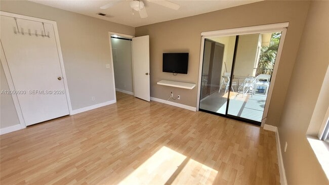 Building Photo - 9999 Summerbreeze Dr
