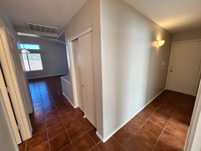 Building Photo - Spacious 3Bd 2 Ba Home In Litchfield Park ...