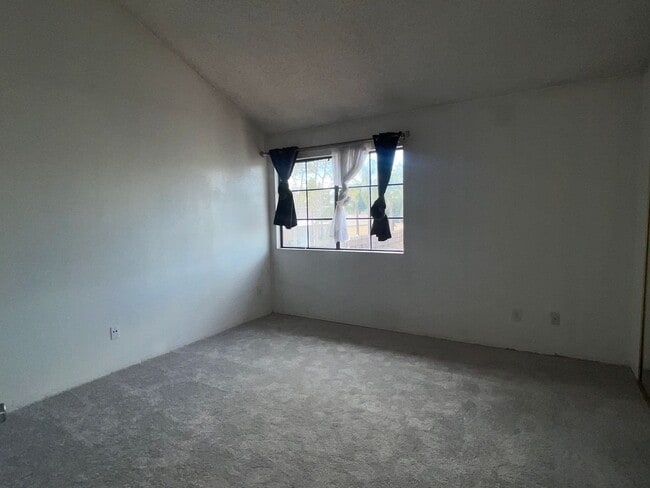 Building Photo - Updated 2 Bedroom, 2.5 Bath Condo Includes 1 Car Garage, 2 parking spots & Washer/ Dryer