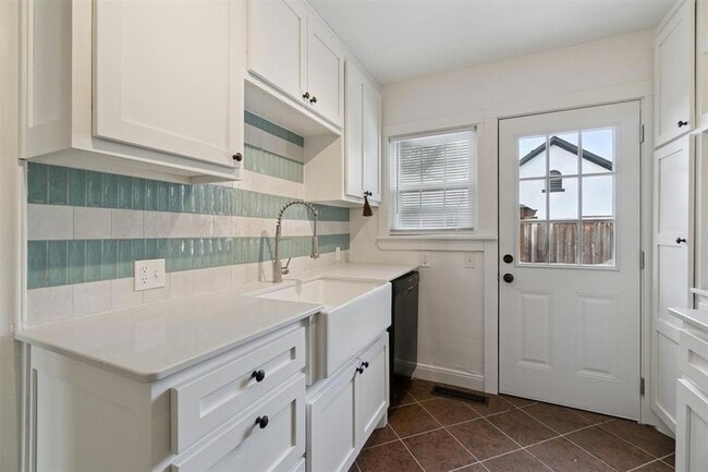 Building Photo - 1905 N Brauer Ave