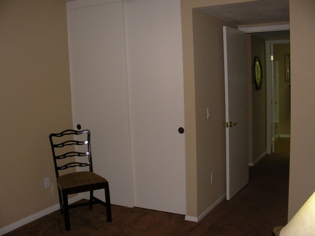 Building Photo - Ground Floor Condo - Available For Lease!