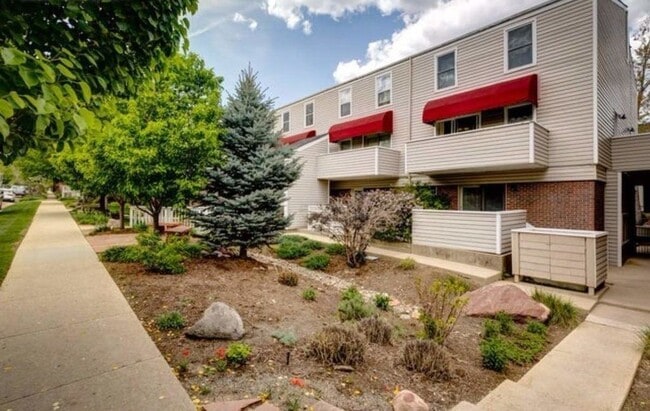 Building Photo - Two Story 2 Bed 1 Bath Condo in Central Bo...