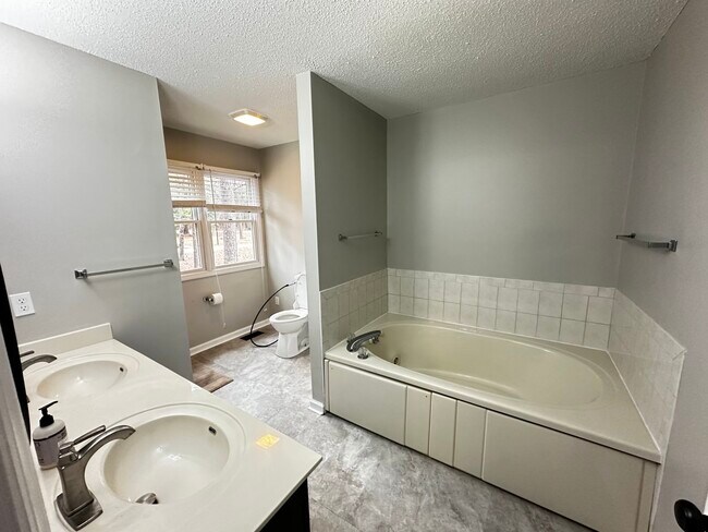 Building Photo - 440 Lobelia Dr