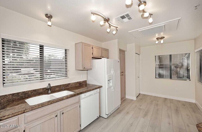 Building Photo - 15050 N Thompson Peak Pkwy