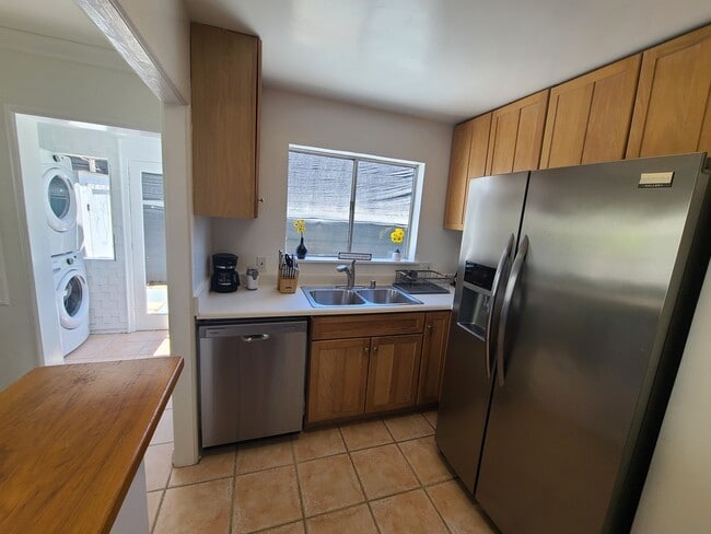 Building Photo - Charming 2 Bed 1 bath "fully furnished mon...