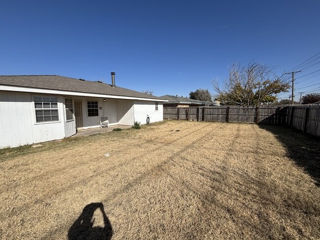 Building Photo - 3 bed 2 bath 2 car garage