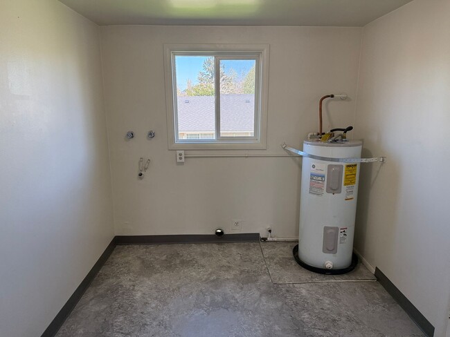 Building Photo - Large upstairs 2 bedroom apartment!