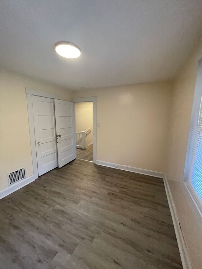 Building Photo - 825 N 6th St