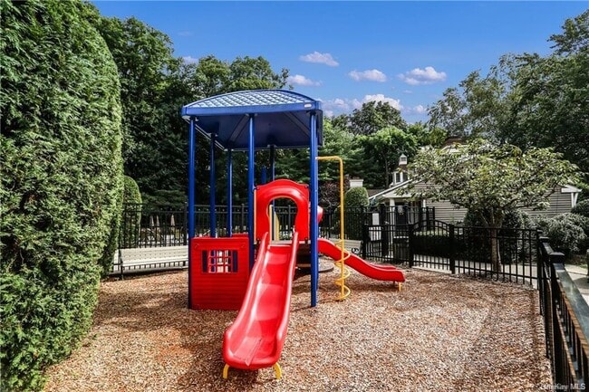 Building Photo - 611 Pondside Dr