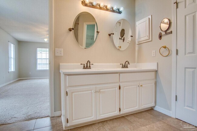 Building Photo - 5029 Lantana Dr