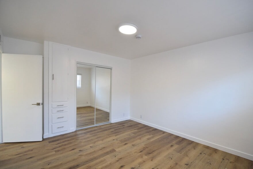 Building Photo - 14706 Dickens St