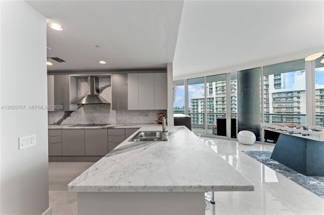 Building Photo - 5959 Collins Ave