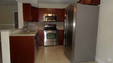 Building Photo - Updated 2 Bed/2 Bath Condo with Balcony an...