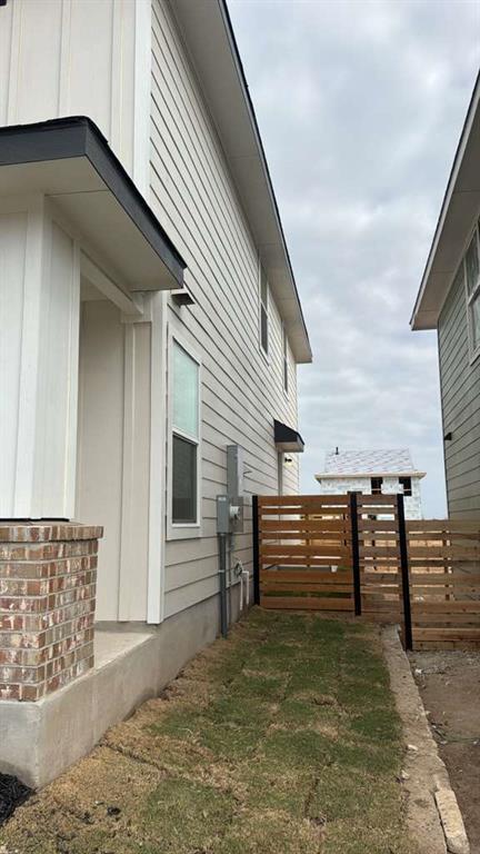 Building Photo - 379 Keefer