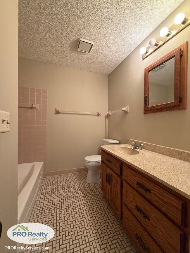 Building Photo - 5642 Royal Oaks Dr