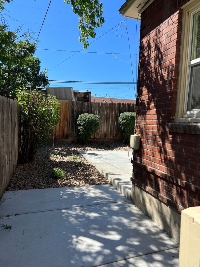 Building Photo - 1 bed/ 1 bath with laundry near UNR