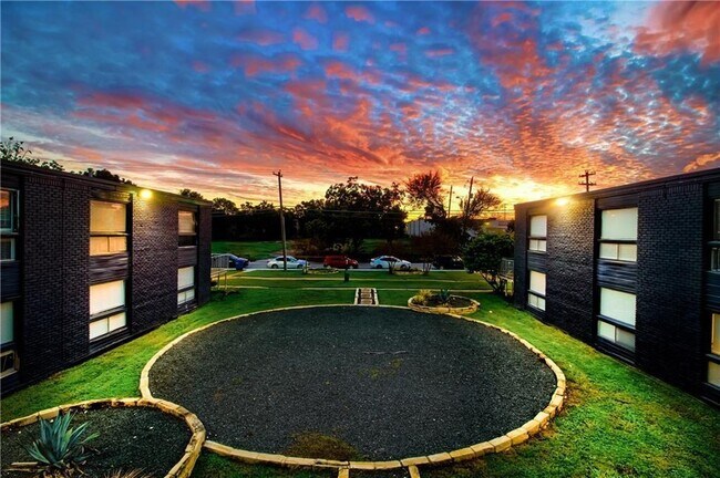 Building Photo - 1200 E 52nd St