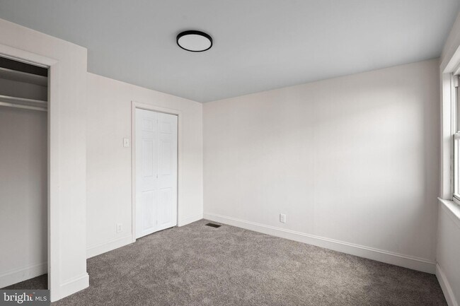 Building Photo - 322 S Poppleton St