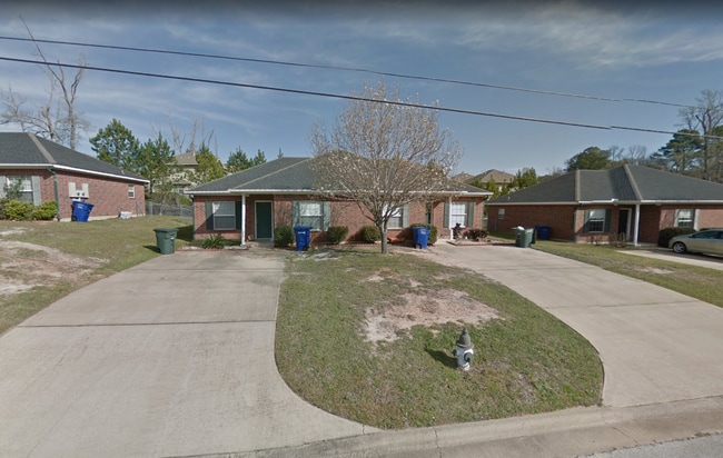 Primary Photo - Elkwood Duplex