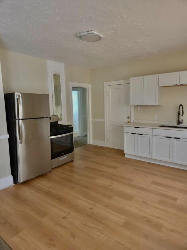 Building Photo - 4014 Cypress Ave