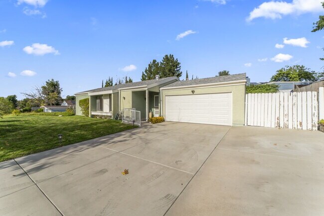 Building Photo - "Charming 2-Bed, 2-Bath Gem with RV Access in Santa Clarita!"