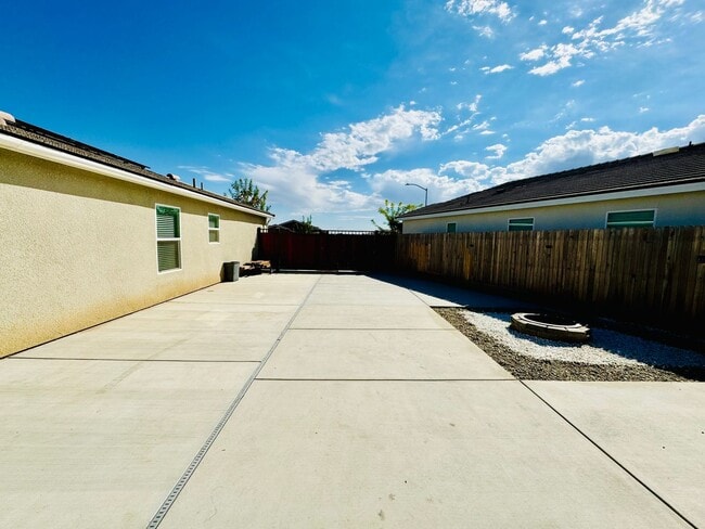 Building Photo - Beautiful 4 Bedroom 2 Bath Home with SOLAR...