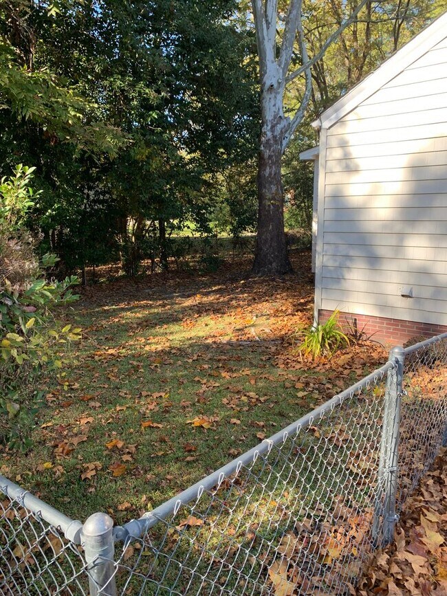 Building Photo - Fenced in 4 bedroom home for 4 or 3 people!
