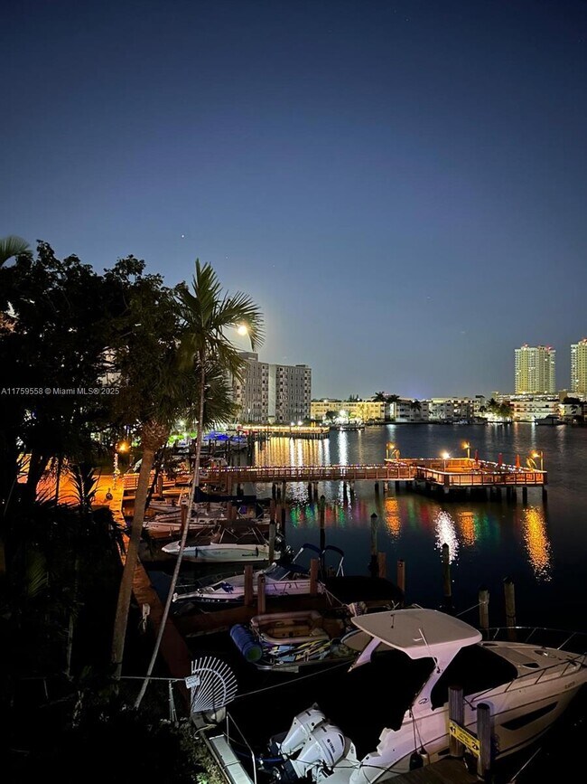 Building Photo - 300 Golden Isles Dr