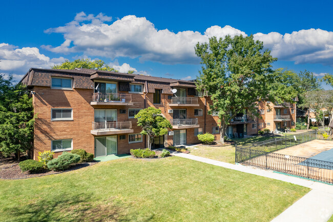 Building Photo - Forest Glen Condos