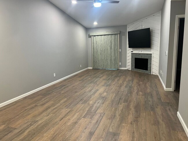 Building Photo - Updated One-Level Woodlake Villa