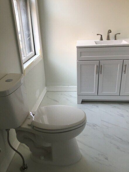 Building Photo - 1602 E St SE