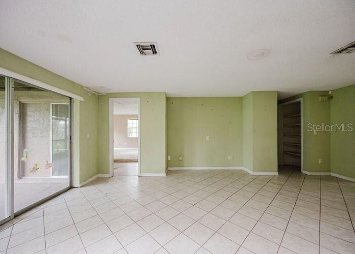 Building Photo - 1243 Royal Oak Dr S