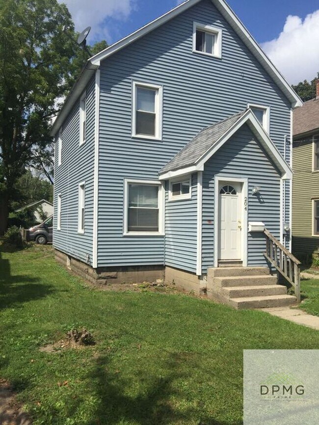 Building Photo - 204 Shepard St