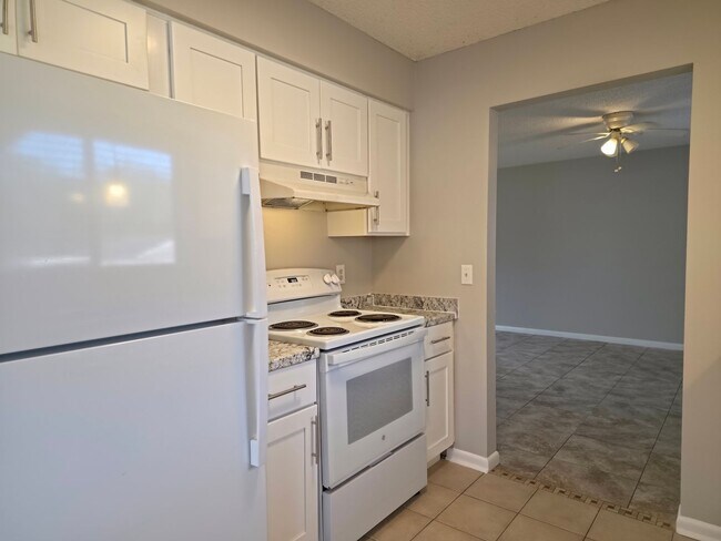 Building Photo - Freshly Updated 2/1 House with Garage in Deltona!