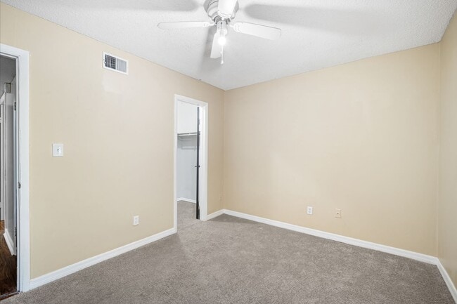 Building Photo - Affordable 3/2 in the Heart of Town And Co...