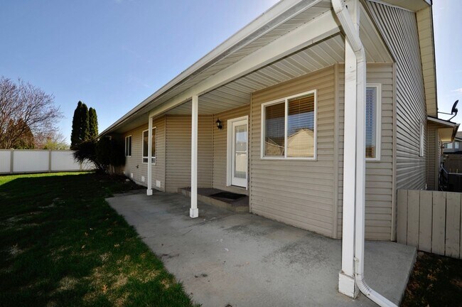 Building Photo - 3 bed 2 bath rancher with office