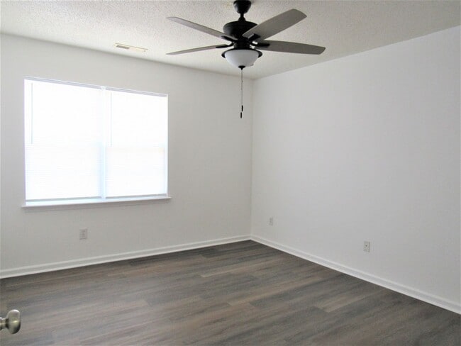 Building Photo - 300 Meadowbrook Ln
