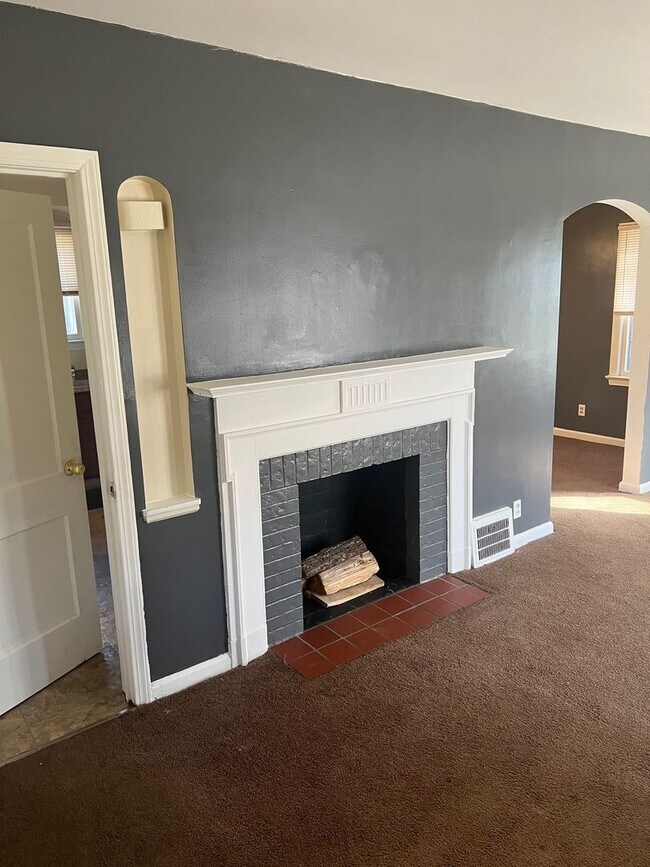 Building Photo - Beautiful Cleveland Heights 4 Bedroom Home...