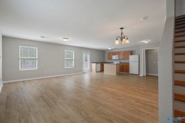 Building Photo - 102 Whitestone Dr NE