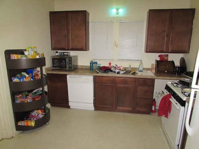 Building Photo - Spacious Madison 5-Bedroom with Yard, Park...
