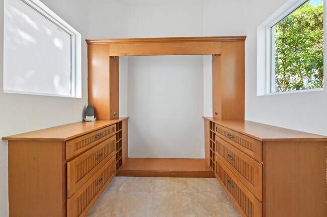 Building Photo - 200 N Lake Dr