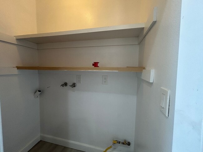 Building Photo - Newly Renovated 3 Bed / 2.5 Bath Apartment...