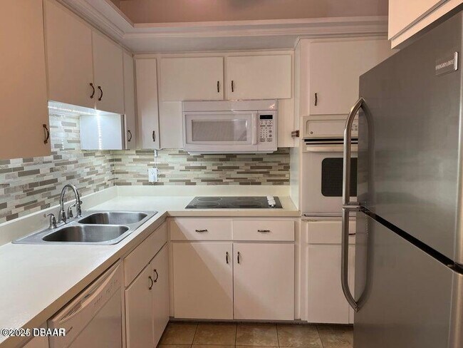 Building Photo - 1224 S Peninsula Dr