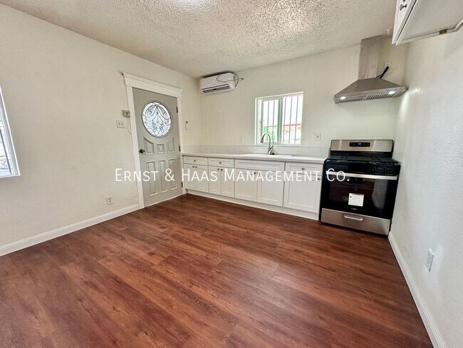 Building Photo - Fantastic 3 Bedroom Duplex Near Poly High ...