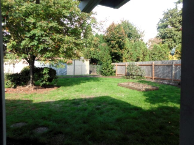 Building Photo - Beautiful 4 Bedroom, 1-1/2 Bathroom Home W...