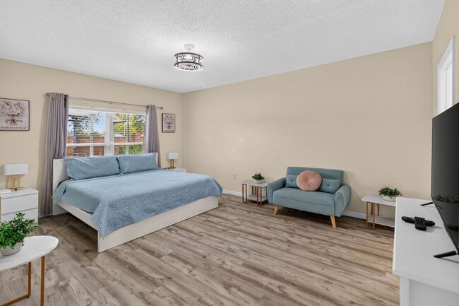 Building Photo - 1550 Casterton Cir