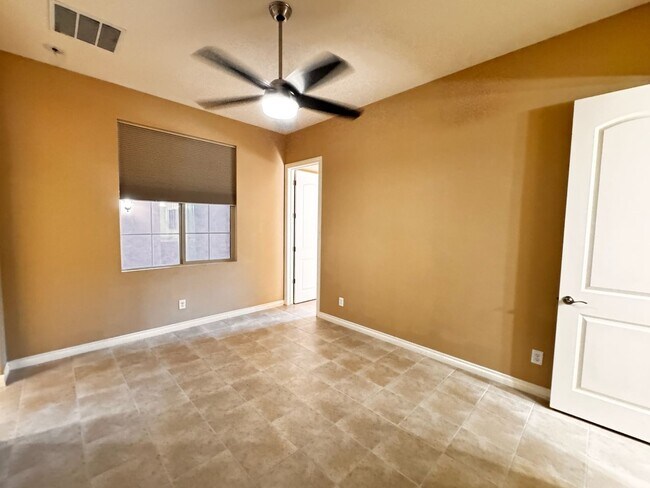 Building Photo - 4 Bedroom + den energy efficient Hamilton High